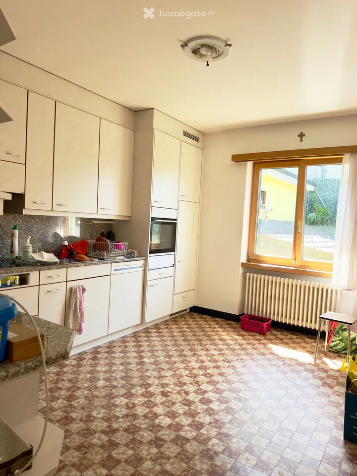 Unabhängiges Haus auf zwei Ebenen mit Garten und 2 Garagen