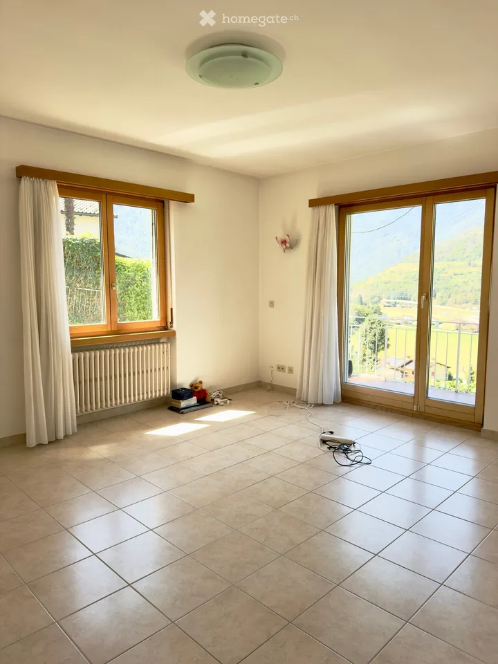 Unabhängiges Haus auf zwei Ebenen mit Garten und 2 Garagen