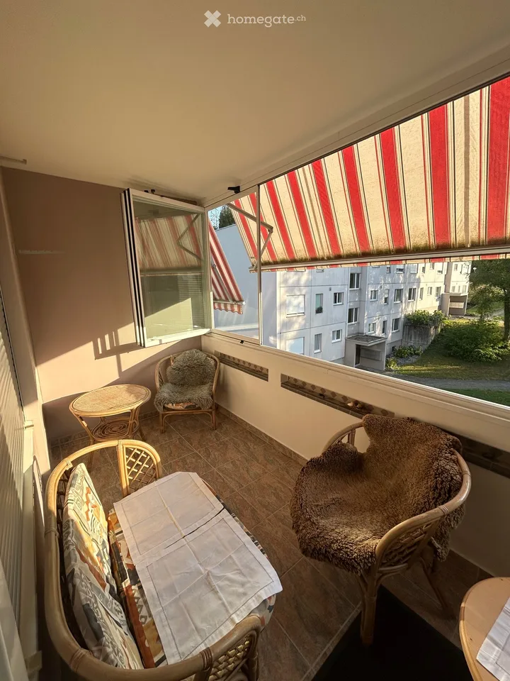 Helle 5-Zimmer-Wohnung mit Balkon an ruhiger Lage zwischen Zürich- und Greifensee
