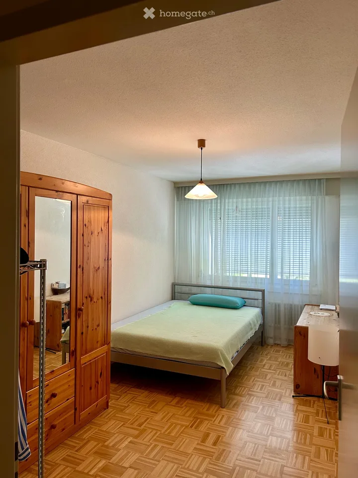 Helle 5-Zimmer-Wohnung mit Balkon an ruhiger Lage zwischen Zürich- und Greifensee