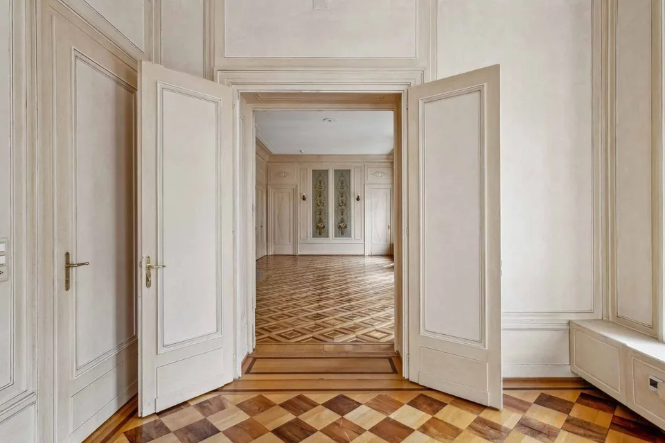 Verwaltungsgebäude mit etwa 1300m2 renoviert - Bankenviertel