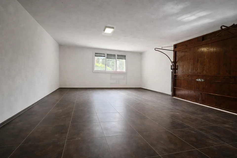 Elegant individual villa with spacious volumes on a tree-lined plot of 1,088 m²