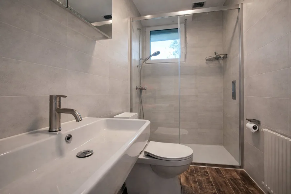 Elegant individual villa with spacious volumes on a tree-lined plot of 1,088 m²