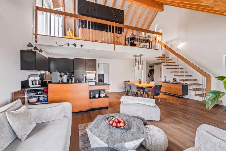 5.5-room maisonette: 146 m² of living comfort with gallery, terrace, and panoramic view