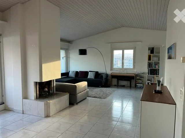 Lichtdurchflutete 4.5-Zimmer-Attikawohnung an attraktiver Lage in Meilen