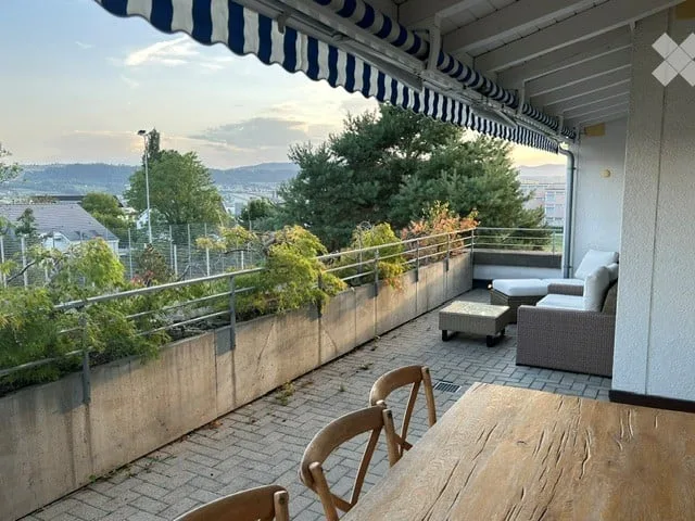 Bright 4.5-room attic apartment in attractive location in Meilen
