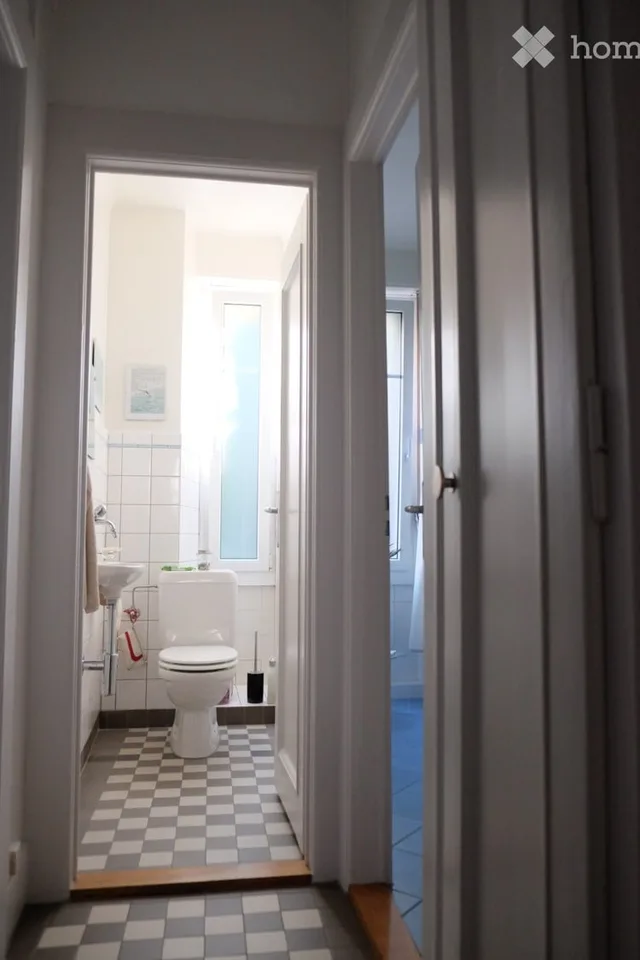 Appartement chaleureux au rez-de-chaussée supérieur dans un vieux bâtiment de charme