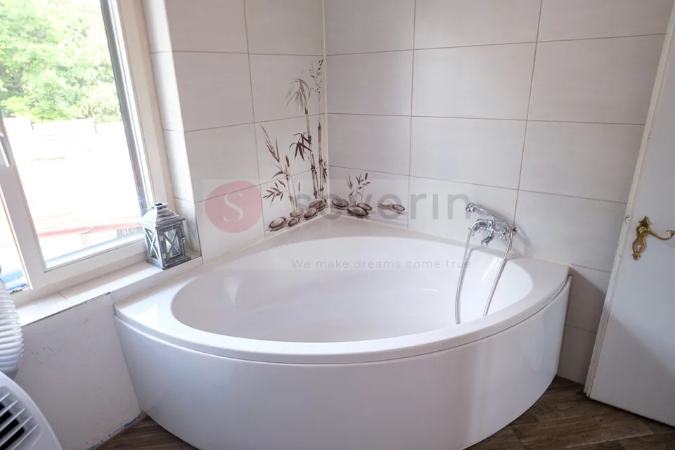 CENTRALLY LOCATED CHARMING HOUSE ON A SPACIOUS 1292M2 PLOT IN HALLAU
