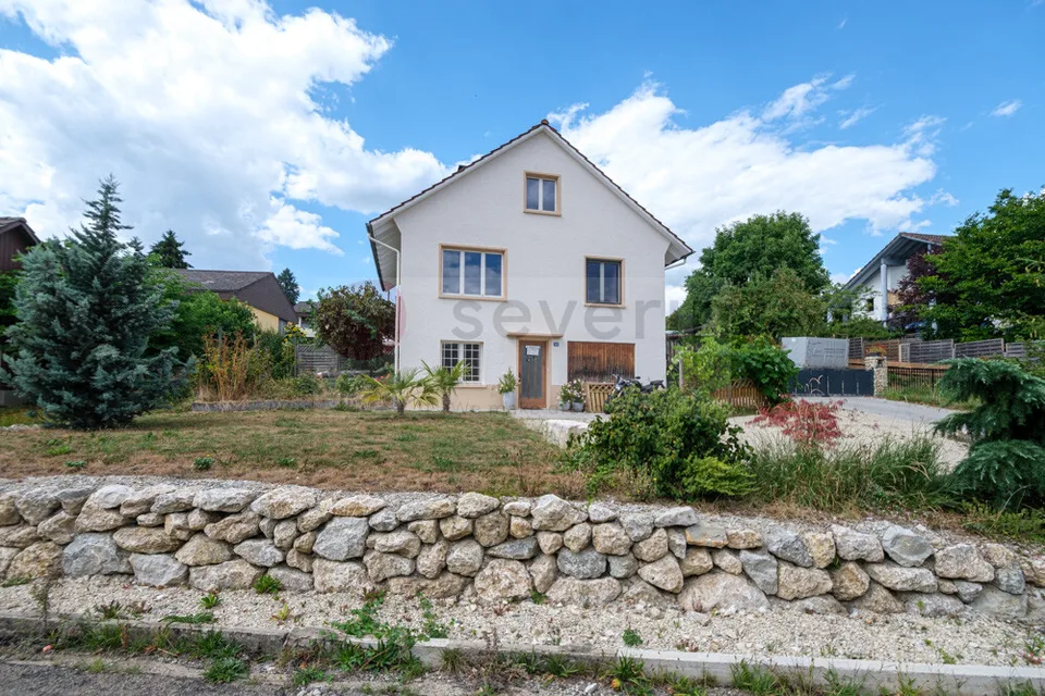 CENTRALLY LOCATED CHARMING HOUSE ON A SPACIOUS 1292M2 PLOT IN HALLAU