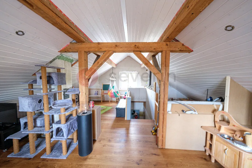 CENTRALLY LOCATED CHARMING HOUSE ON A SPACIOUS 1292M2 PLOT IN HALLAU