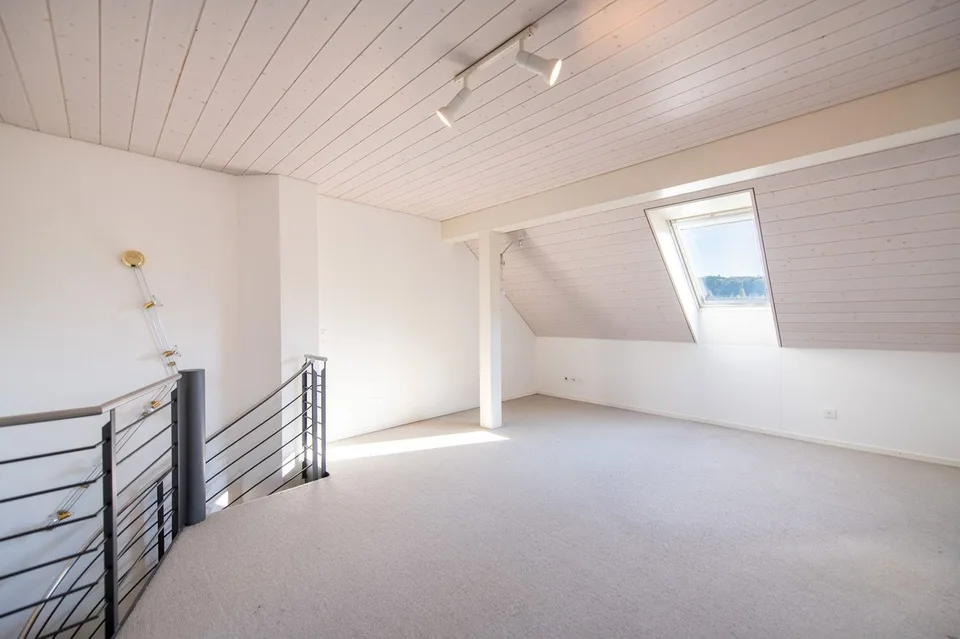 Zentral und ruhig: Helle 3.5-Zimmer-Duplex-Wohnung mit Wintergarten und Balkon