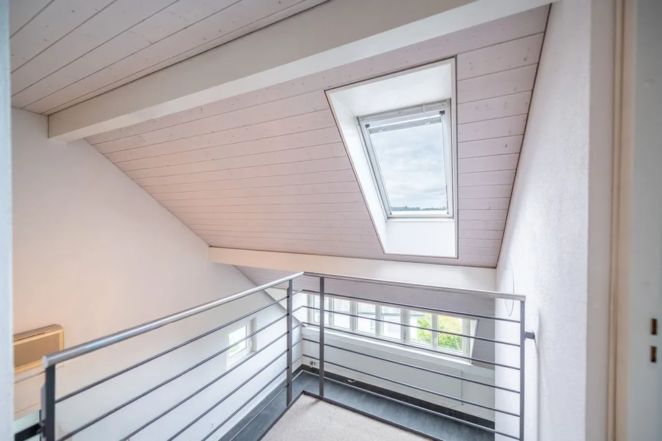 Zentral und ruhig: Helle 3.5-Zimmer-Duplex-Wohnung mit Wintergarten und Balkon