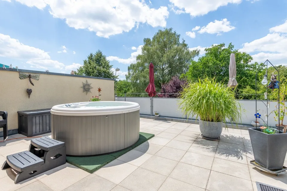 Appartamento in mansarda con terrazza da sogno, ascensore e vista sulla Jura