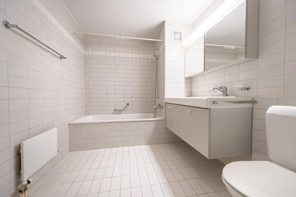 Wohnen mit Komfort: eigene Waschmaschine, grosser Balkon & viel Platz