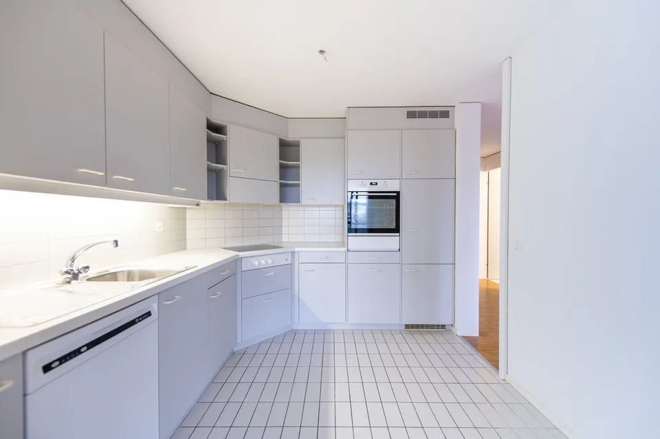 Wohnen mit Komfort: eigene Waschmaschine, grosser Balkon & viel Platz
