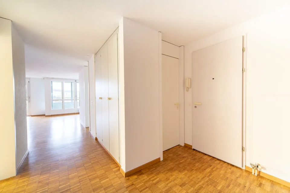 Wohnen mit Komfort: eigene Waschmaschine, grosser Balkon & viel Platz