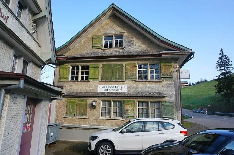 Ensemble avec auberge, 2 appartements & grange à Nesslau - à vendre