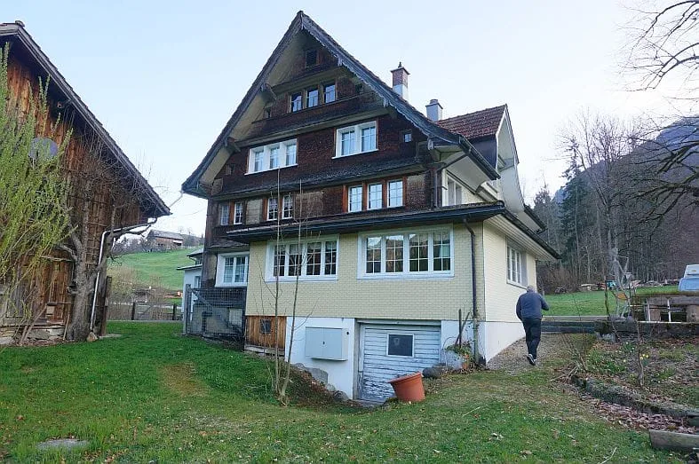 Ensemble avec auberge, 2 appartements & grange à Nesslau - à vendre
