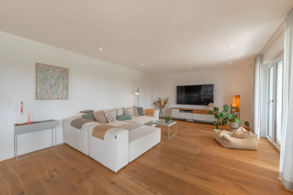 Modern, bright garden apartment with terrace & private green paradise