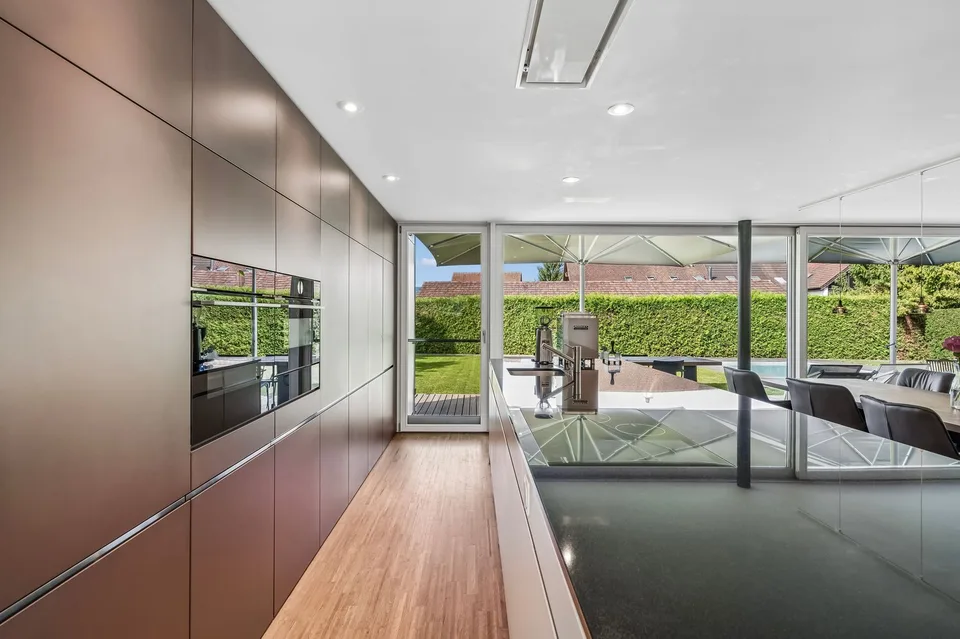 Vivre comme dans une résidence de vacances - Maison d'architecte avec piscine et jardin – photo 8 sur 13