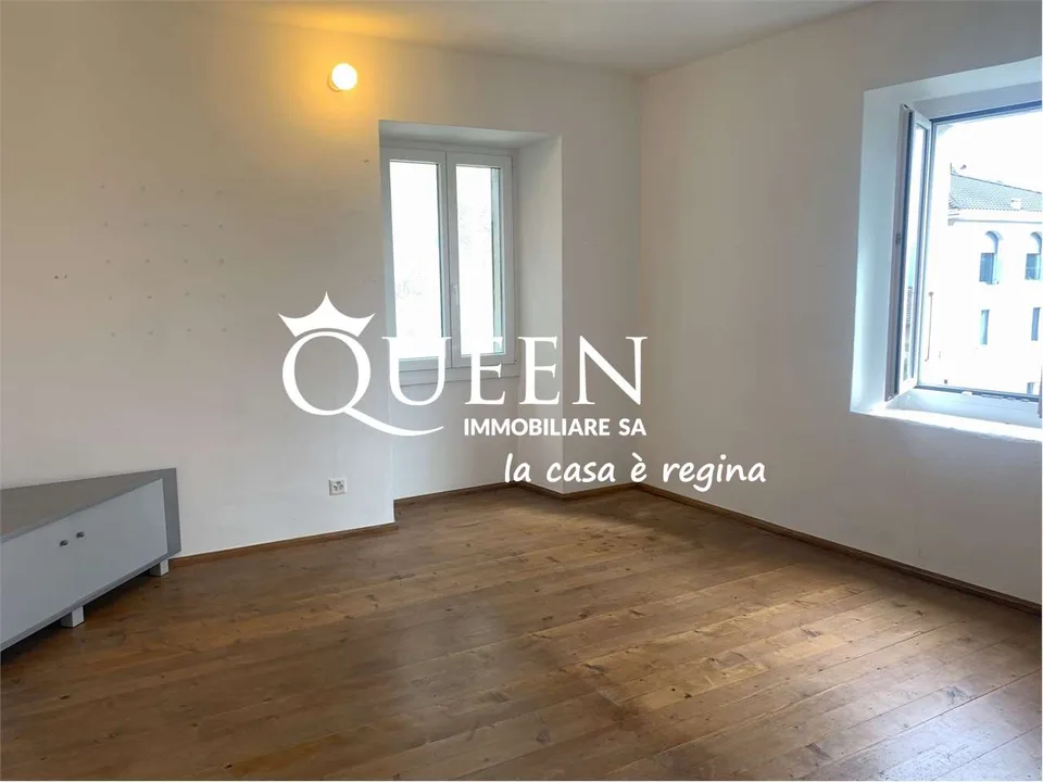 Novaggio: Haus mit 8 Räumen, 308 m², im Kern mit anliegendem Grundstück 195 m