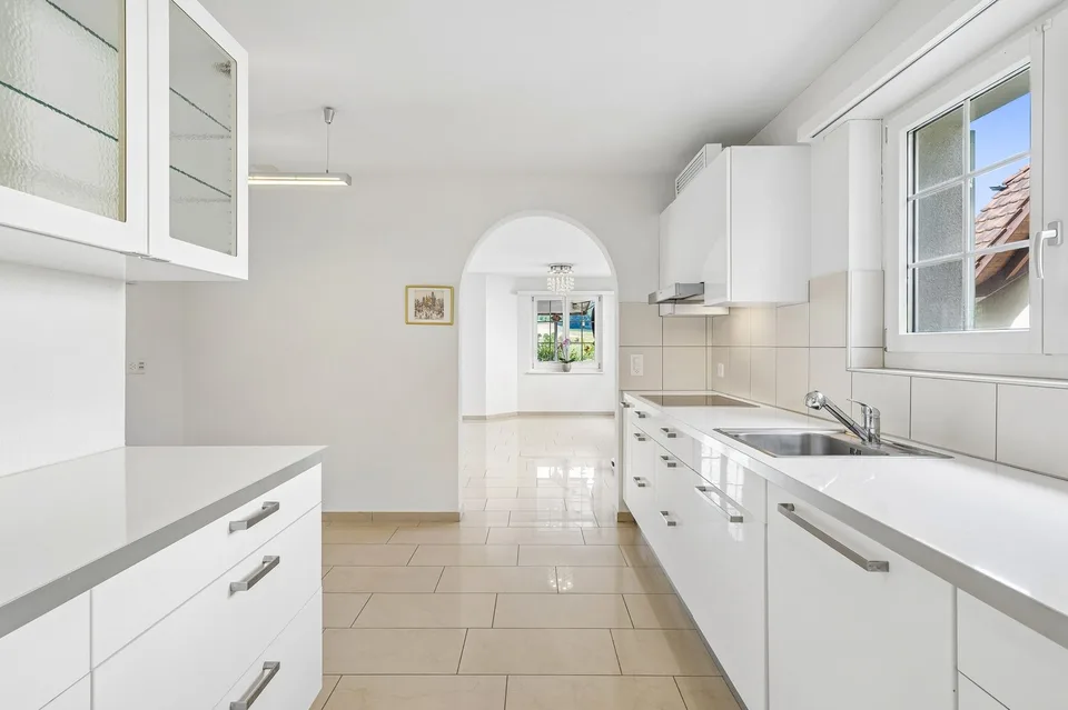 Exklusive Landhausvilla mit Türmli an sonniger Südwesthanglage, nur 30 Minuten bis Zürich HB – Foto 10 von 13
