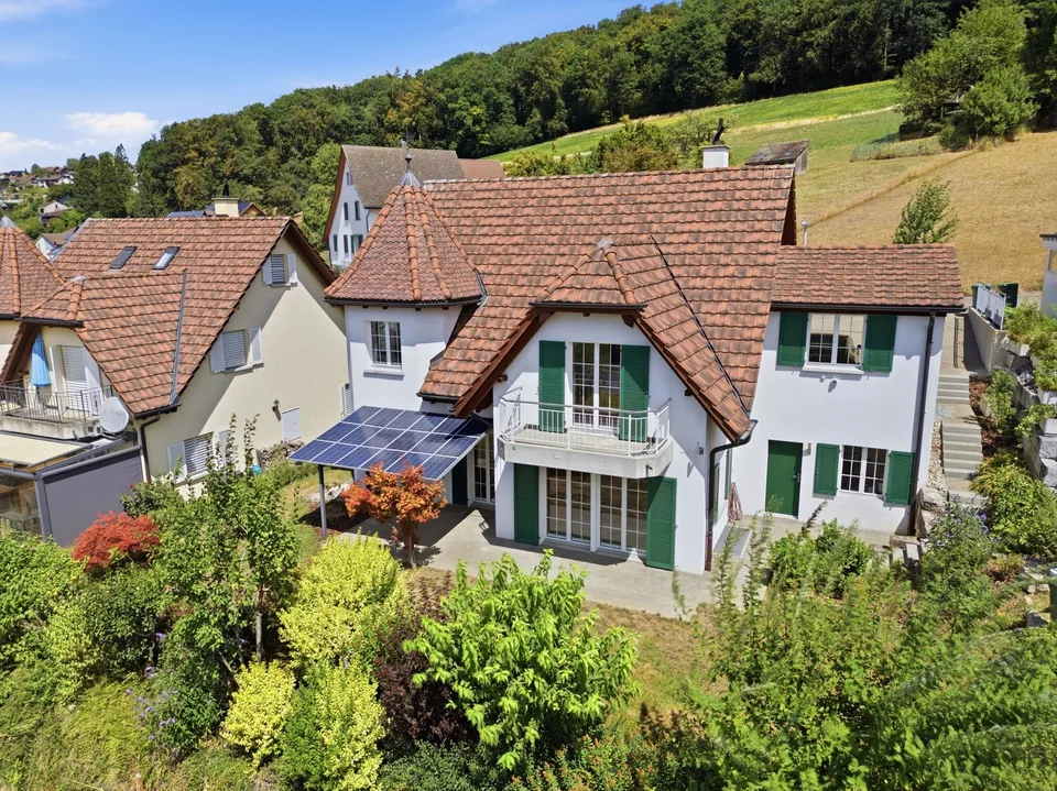 Exklusive Landhausvilla mit Türmli an sonniger Südwesthanglage, nur 30 Minuten bis Zürich HB – Foto 1 von 13