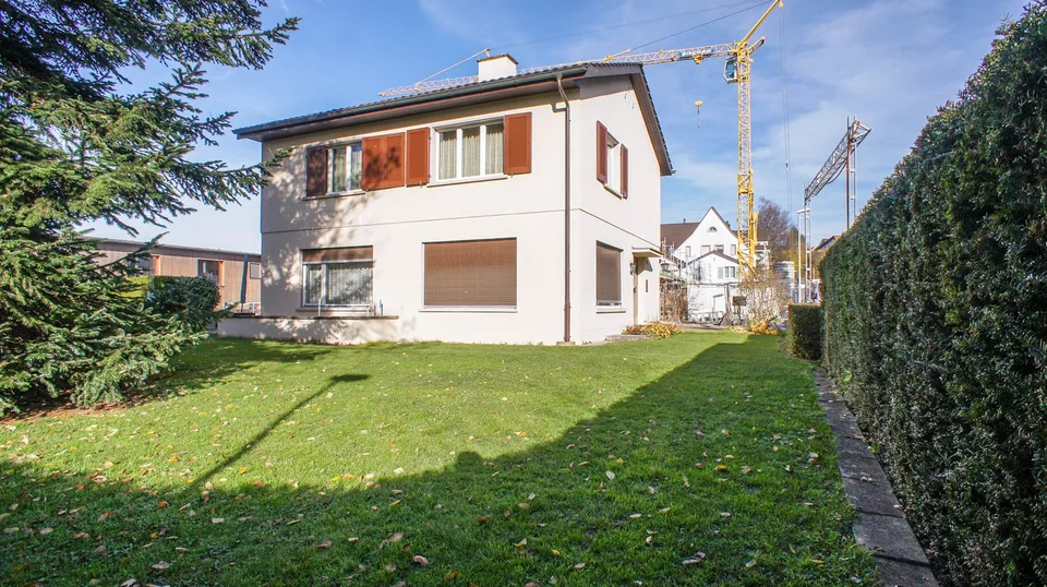 Grosses EFH mit Pool und sehr grossem Garten