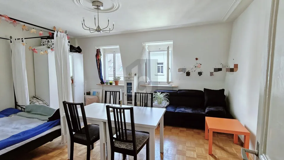 ALTBAU-CHARME MIT ÜBERDACHTEM BALKON