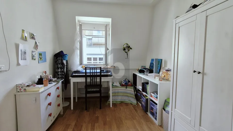 ALTBAU-CHARME MIT ÜBERDACHTEM BALKON