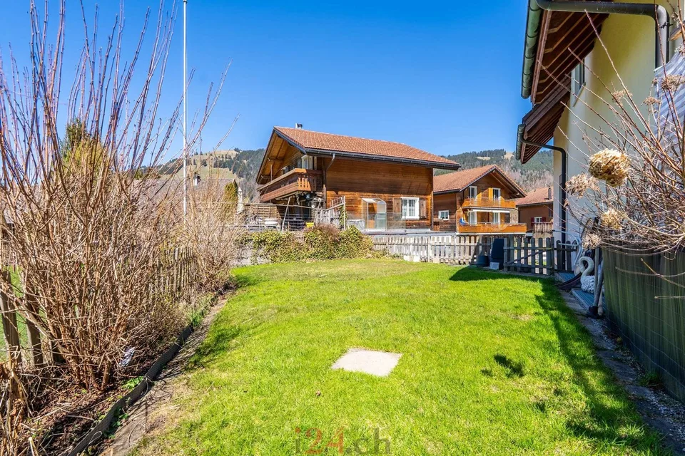 Casa a schiera di 6,5 locali con studio, giardino e vista sulla montagna