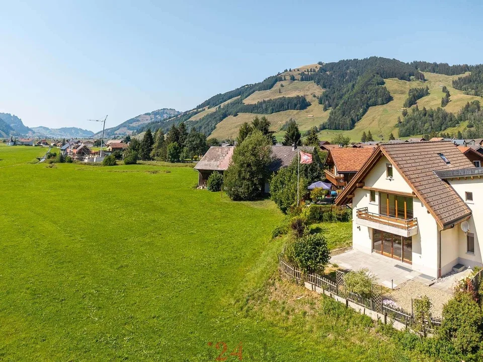 Casa a schiera di 6,5 locali con studio, giardino e vista sulla montagna