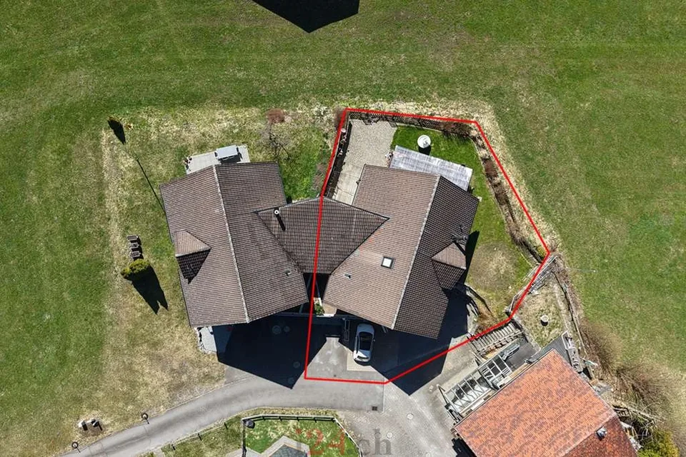 Casa a schiera di 6,5 locali con studio, giardino e vista sulla montagna