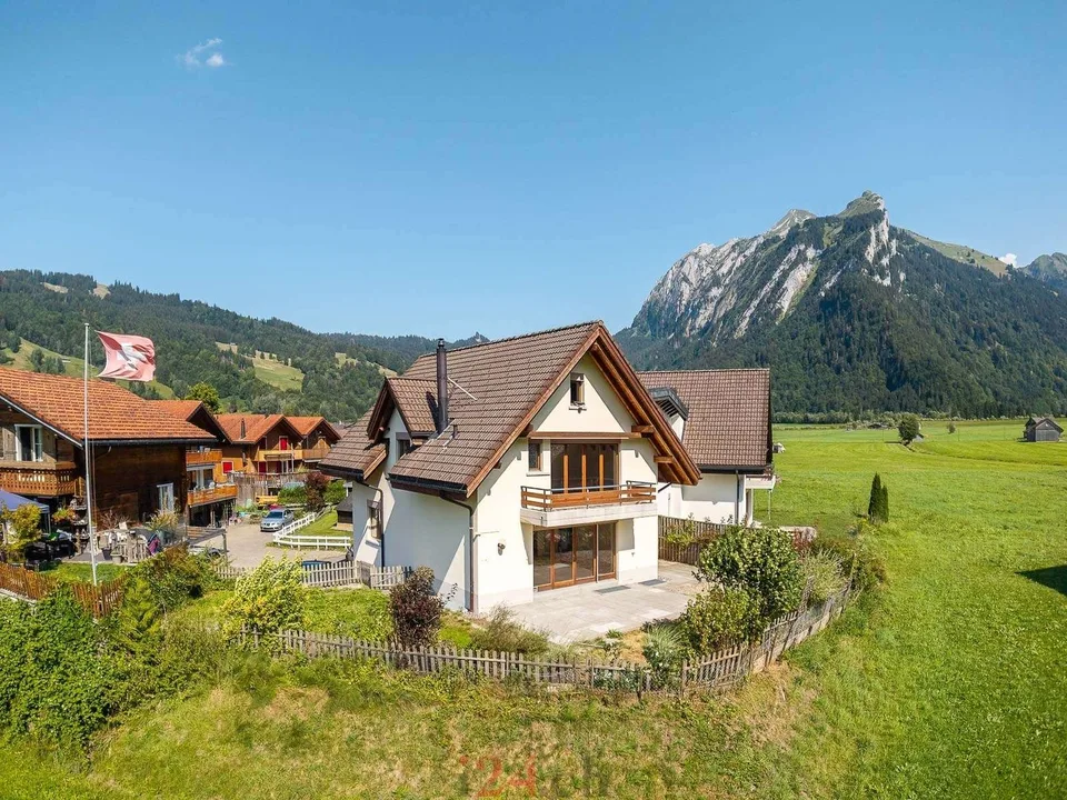 Casa a schiera di 6,5 locali con studio, giardino e vista sulla montagna