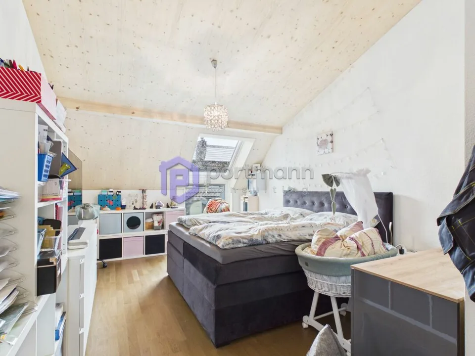 Appartement mansardé de 4,5 pièces lumineux avec accès direct au grenier avec lumière du jour