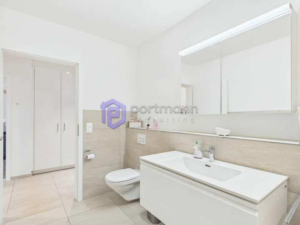Appartement mansardé de 4,5 pièces lumineux avec accès direct au grenier avec lumière du jour