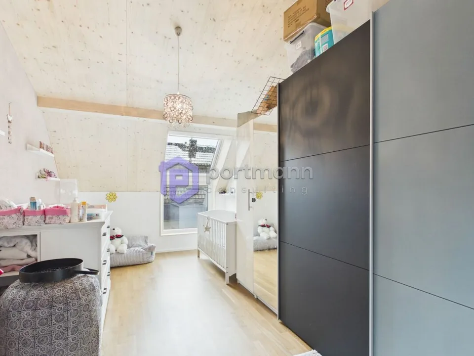 Appartement mansardé de 4,5 pièces lumineux avec accès direct au grenier avec lumière du jour