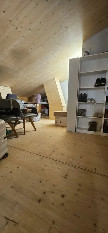 Dach-Wohnung mit Direktzugang in den Estrich mit Tageslicht – Foto 23 von 24