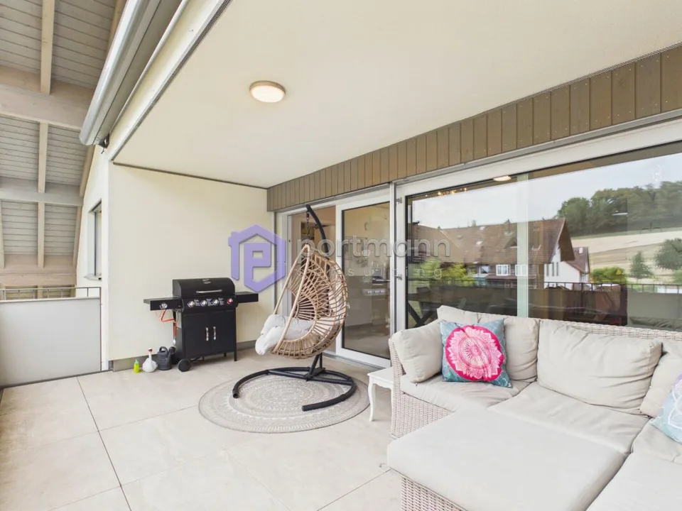Appartement mansardé de 4,5 pièces lumineux avec accès direct au grenier avec lumière du jour
