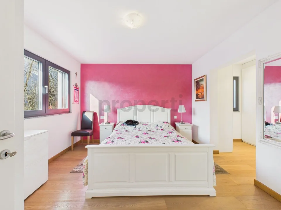 Modern independent 8-room house with large parking, Cadempino