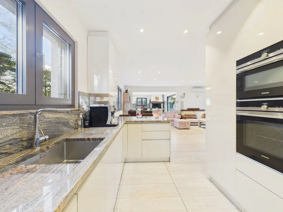 Modern independent 8-room house with large parking, Cadempino