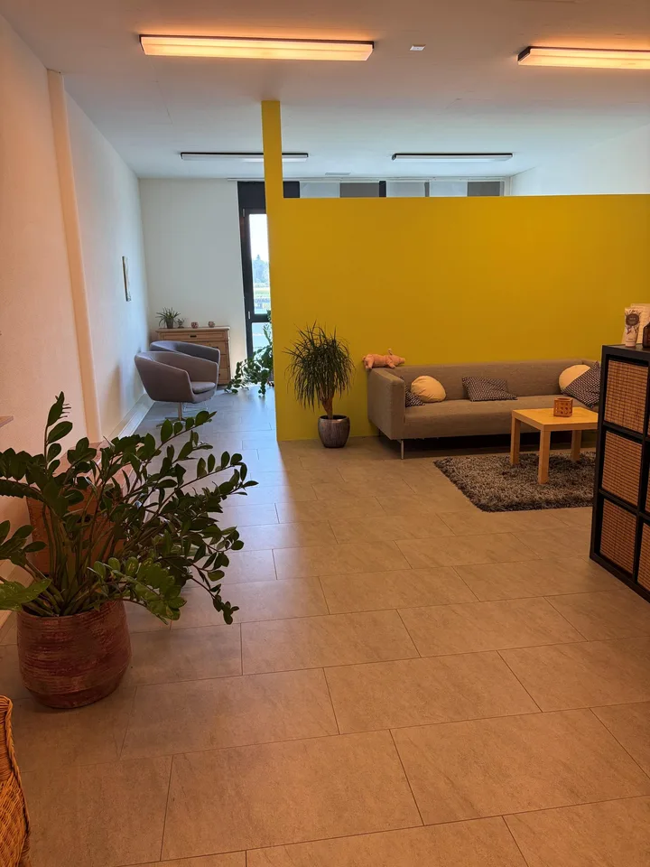 Praxis- oder Bürofläche an hochfrequentierter Toplage im Zürcher Weinland zu vermieten