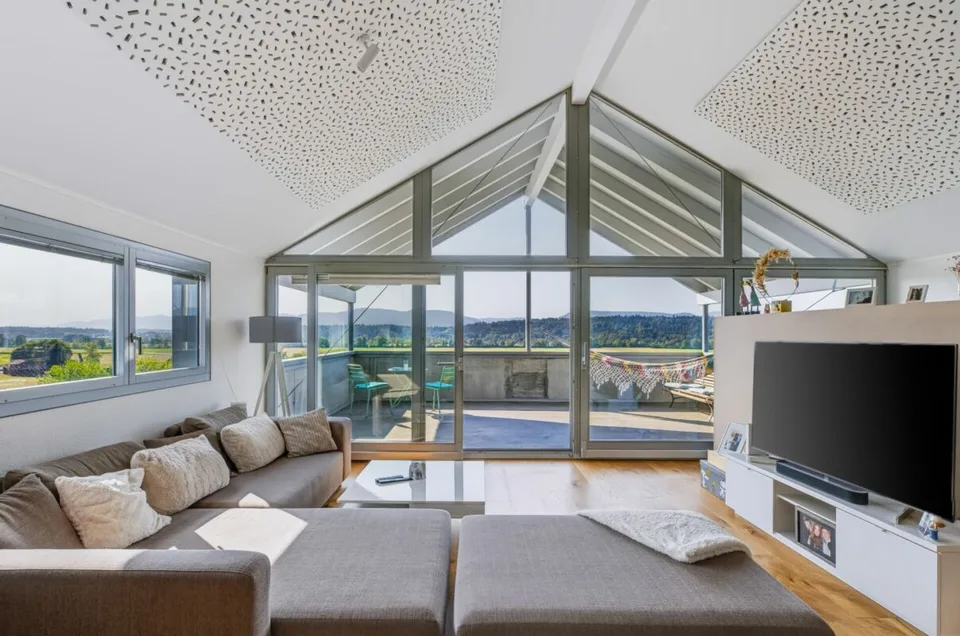 Maison de famille luxueuse avec piscine et vue imprenable à Roggwil BE