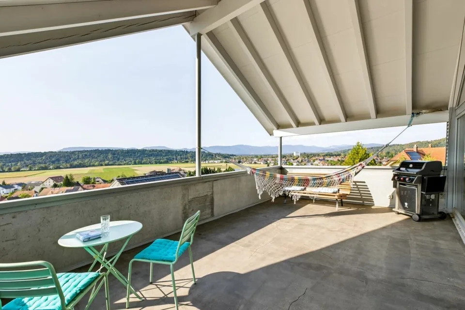 Maison de famille luxueuse avec piscine et vue imprenable à Roggwil BE