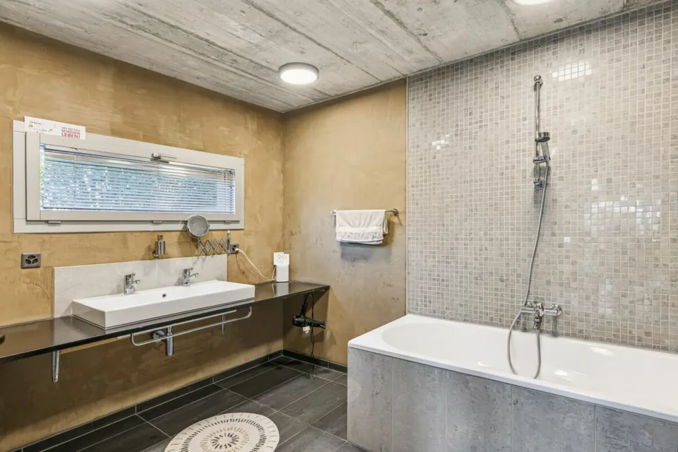 Maison de famille luxueuse avec piscine et vue imprenable à Roggwil BE