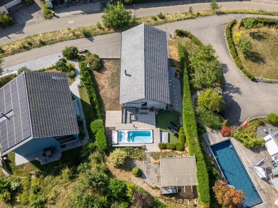Maison de famille luxueuse avec piscine et vue imprenable à Roggwil BE