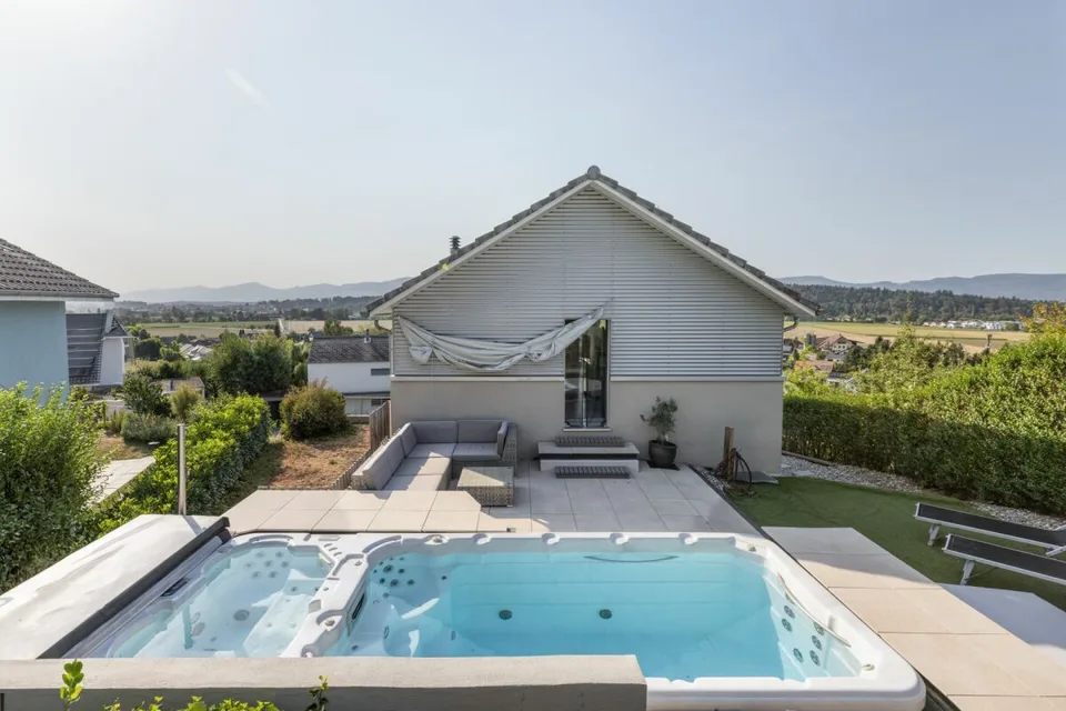Maison de famille luxueuse avec piscine et vue imprenable à Roggwil BE