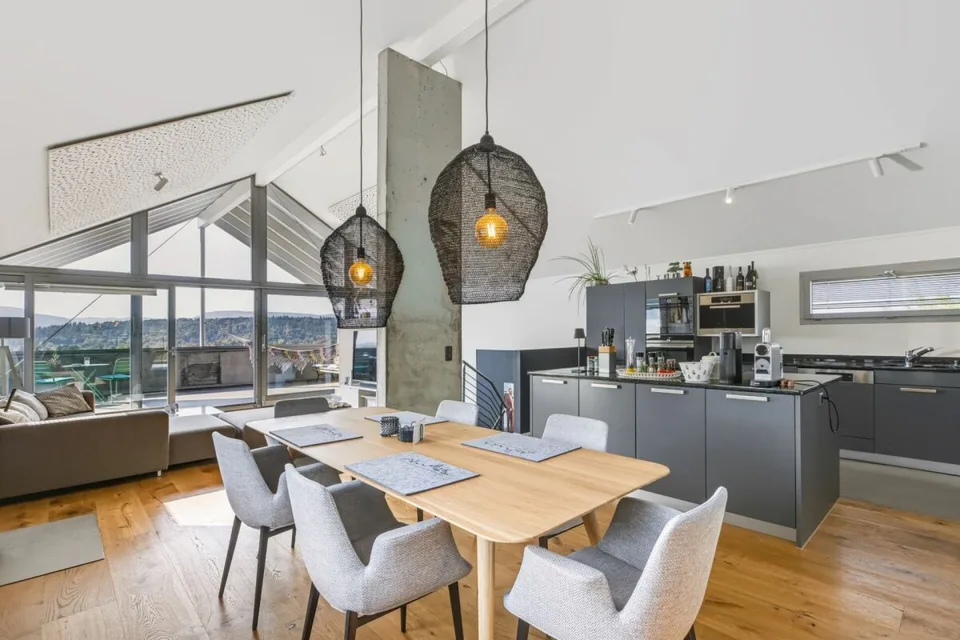 Maison de famille luxueuse avec piscine et vue imprenable à Roggwil BE