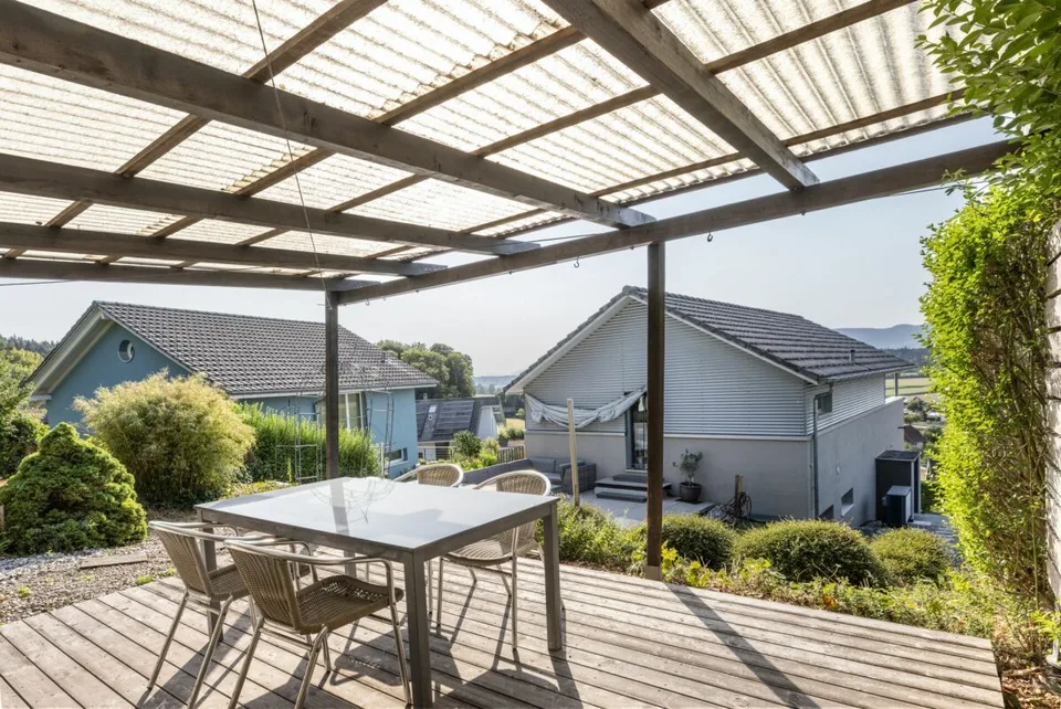 Maison de famille luxueuse avec piscine et vue imprenable à Roggwil BE