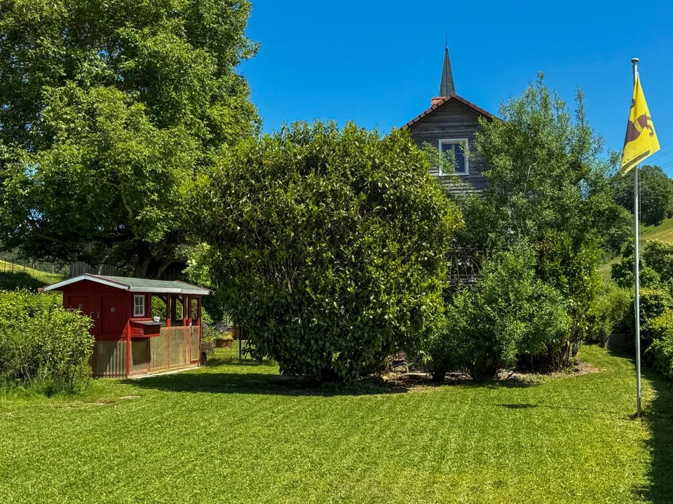 Liebhaberobjekt mit eigenem Glockenturm, Gartenidylle und viel Raum – Foto 3 von 11